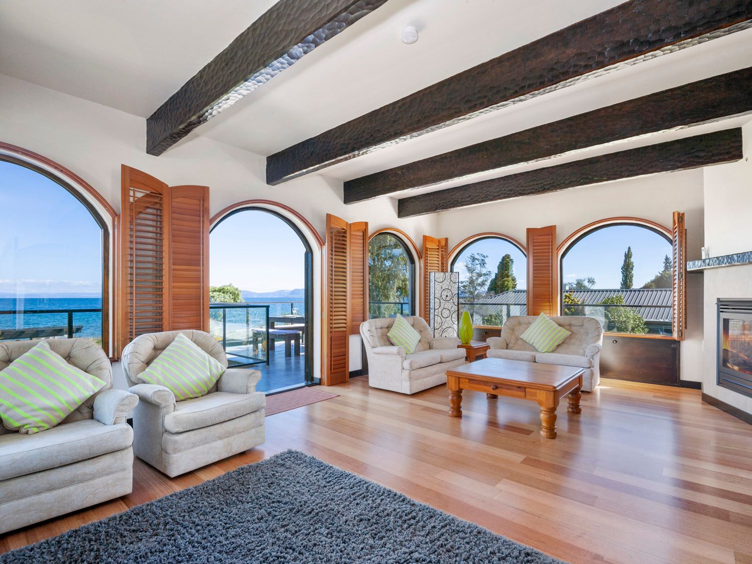 Lakefront Villa - Waitahanui Holiday Home                     photo 2