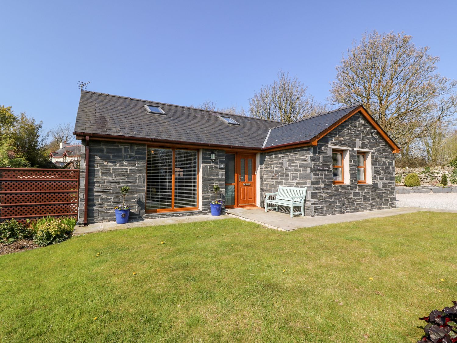 Bwthyn Y Gwynion Gaerwen Llanddaniel Fab Self Catering Holiday Cottage