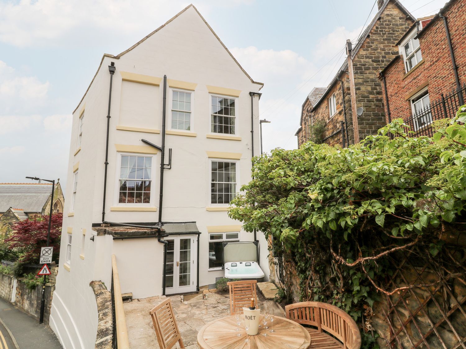 Trillo House Whitby ( Ref 1071057 ) Whitby self catering accommodation sleeps 8 guests