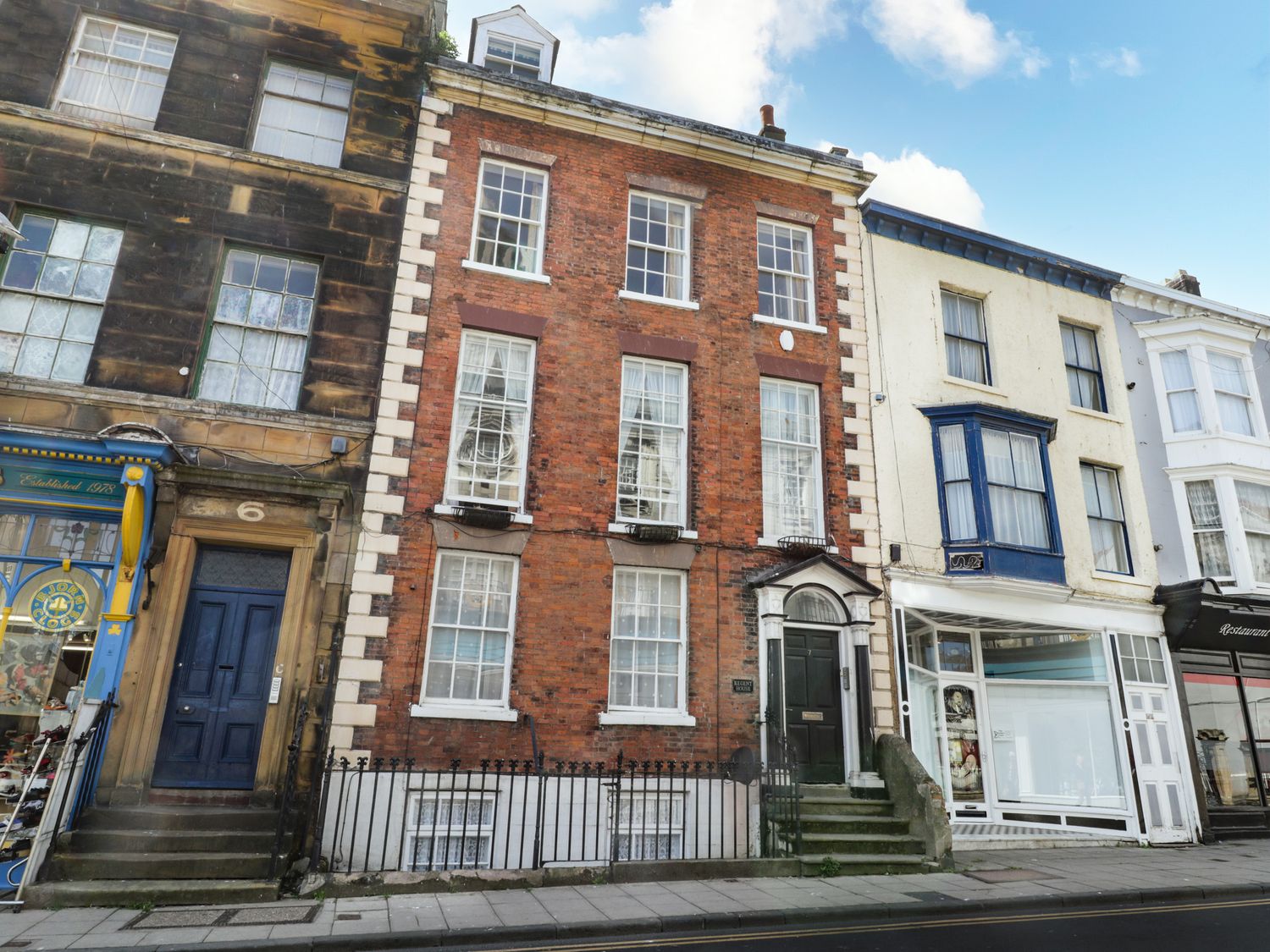 Regent House Scarborough ( Ref 1073491 ) Self catering holiday apartment in Scarborough North Yorkshire sleeps 8