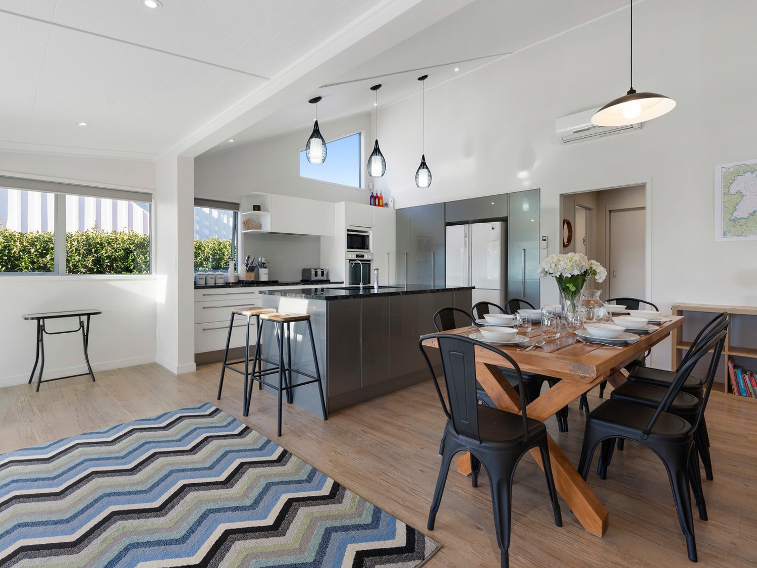 Stunner on Stanley - Wharewaka Holiday Home                     photo 2