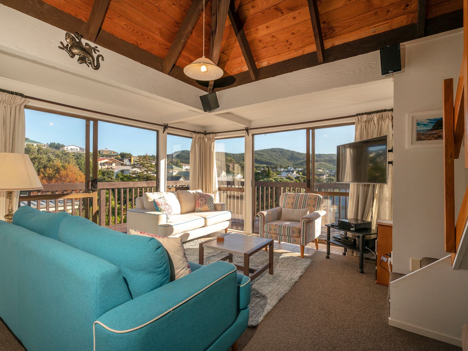 The Music Lounge - Onemana Holiday Chalet                     photo 2