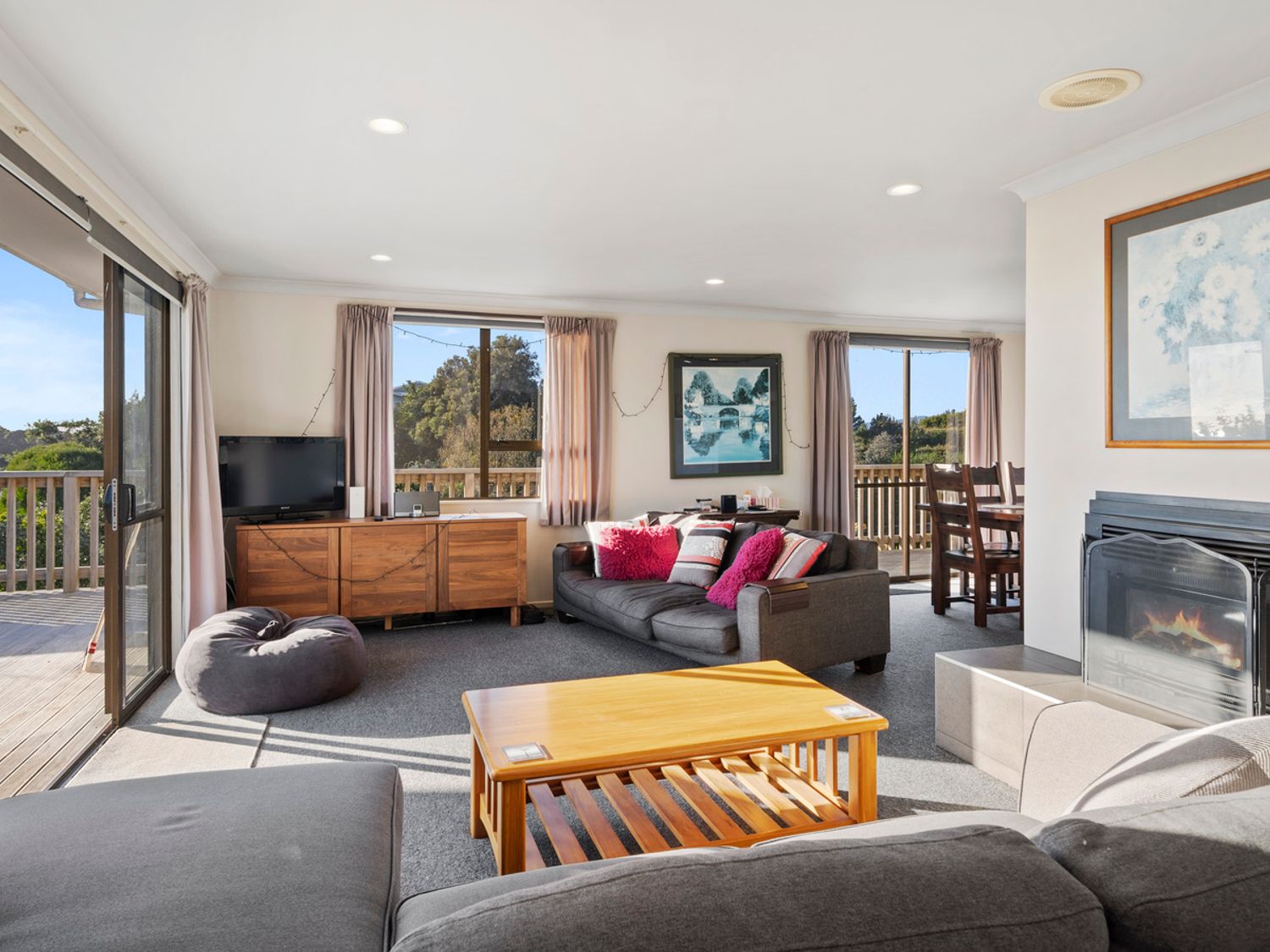 Kapiti Views - Waikanae Beach Holiday Home                     photo 2