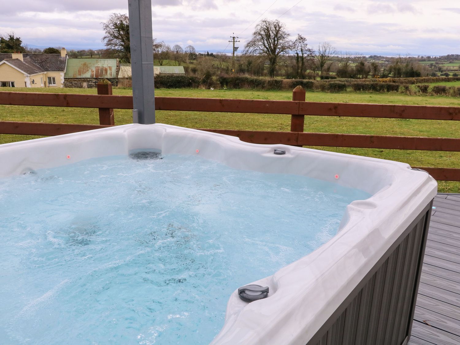 The Hideaway, Moneymore, Londonderry, Northern Island, Smart TV, garden with hot tub, pet-free, WiFi