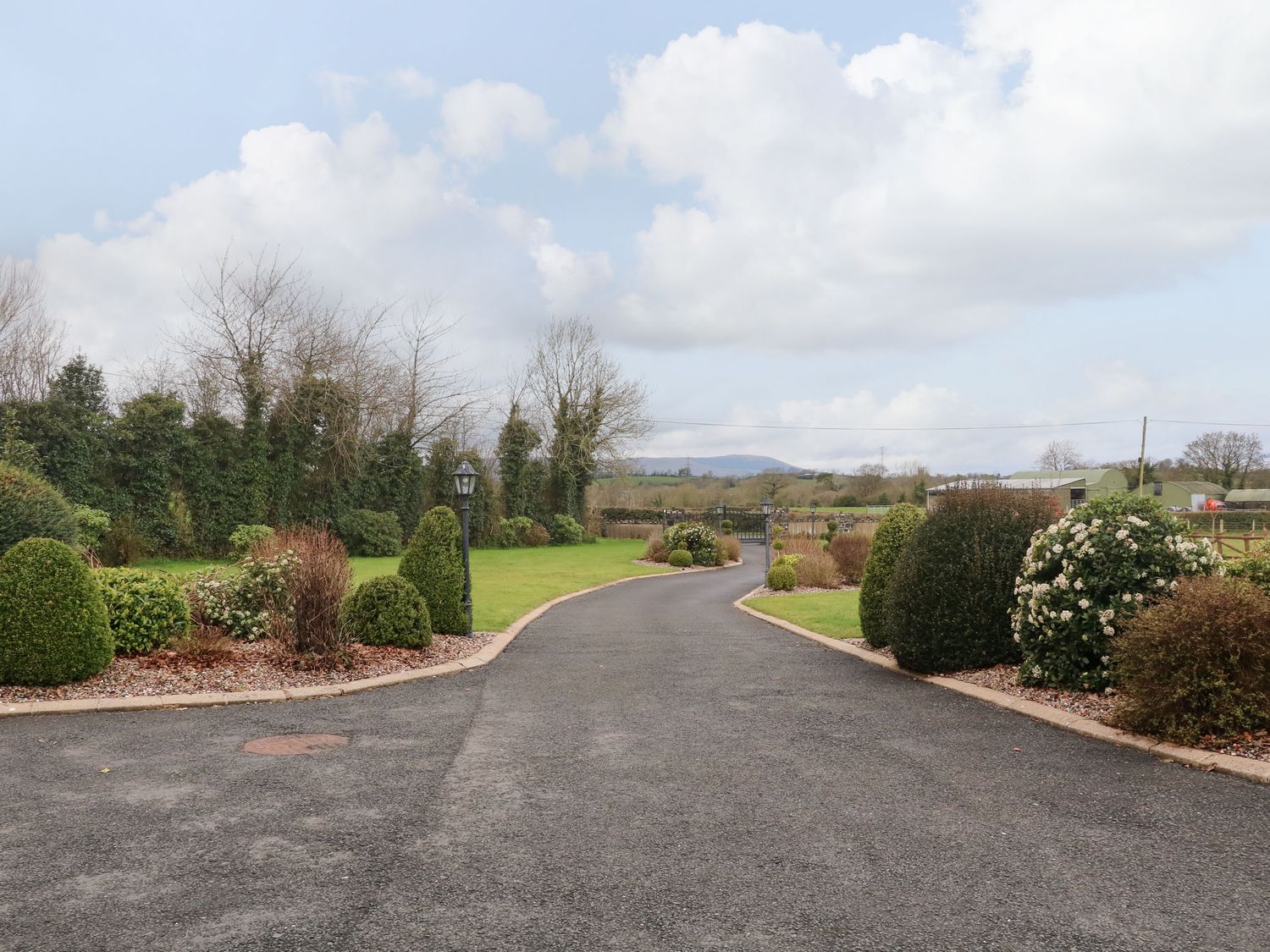 The Hideaway, Moneymore, Londonderry, Northern Island, Smart TV, garden with hot tub, pet-free, WiFi