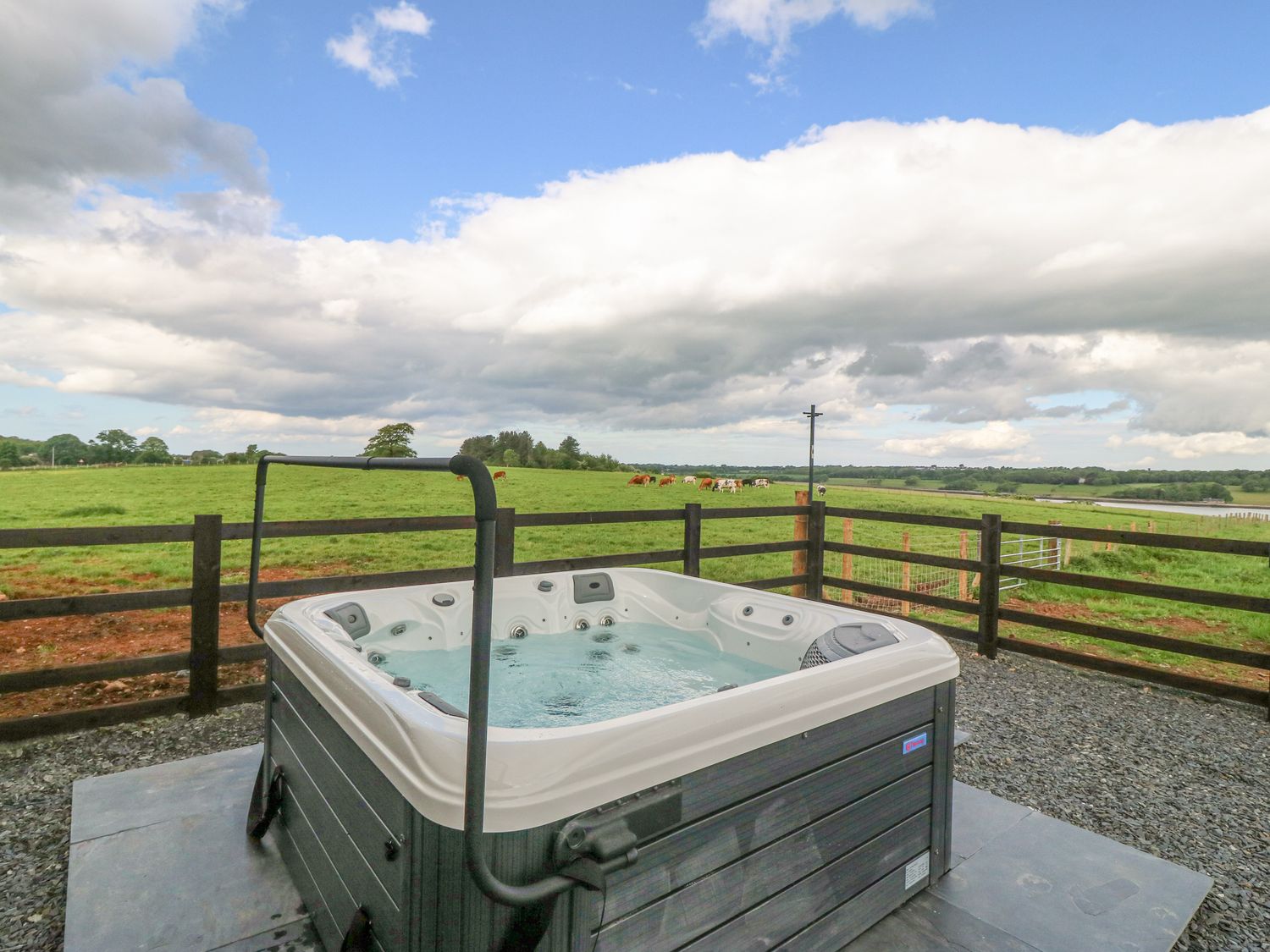 Gwel Y Fenai, Y Felinheli, Gwynedd. Hot tub. Smart TV. Enclosed garden. Open plan. Off-road parking.