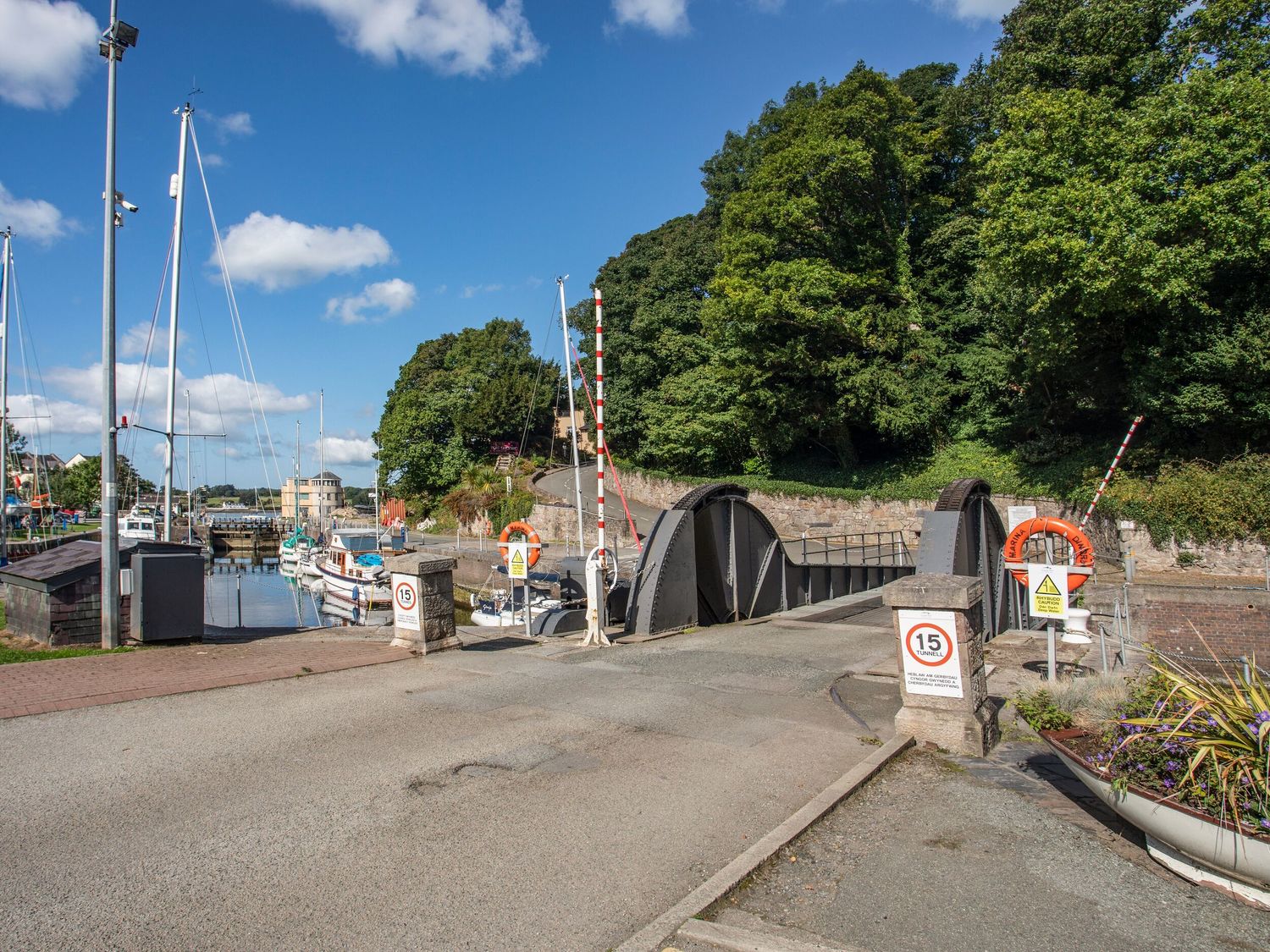 Gwel Y Fenai, Y Felinheli, Gwynedd. Hot tub. Smart TV. Enclosed garden. Open plan. Off-road parking.