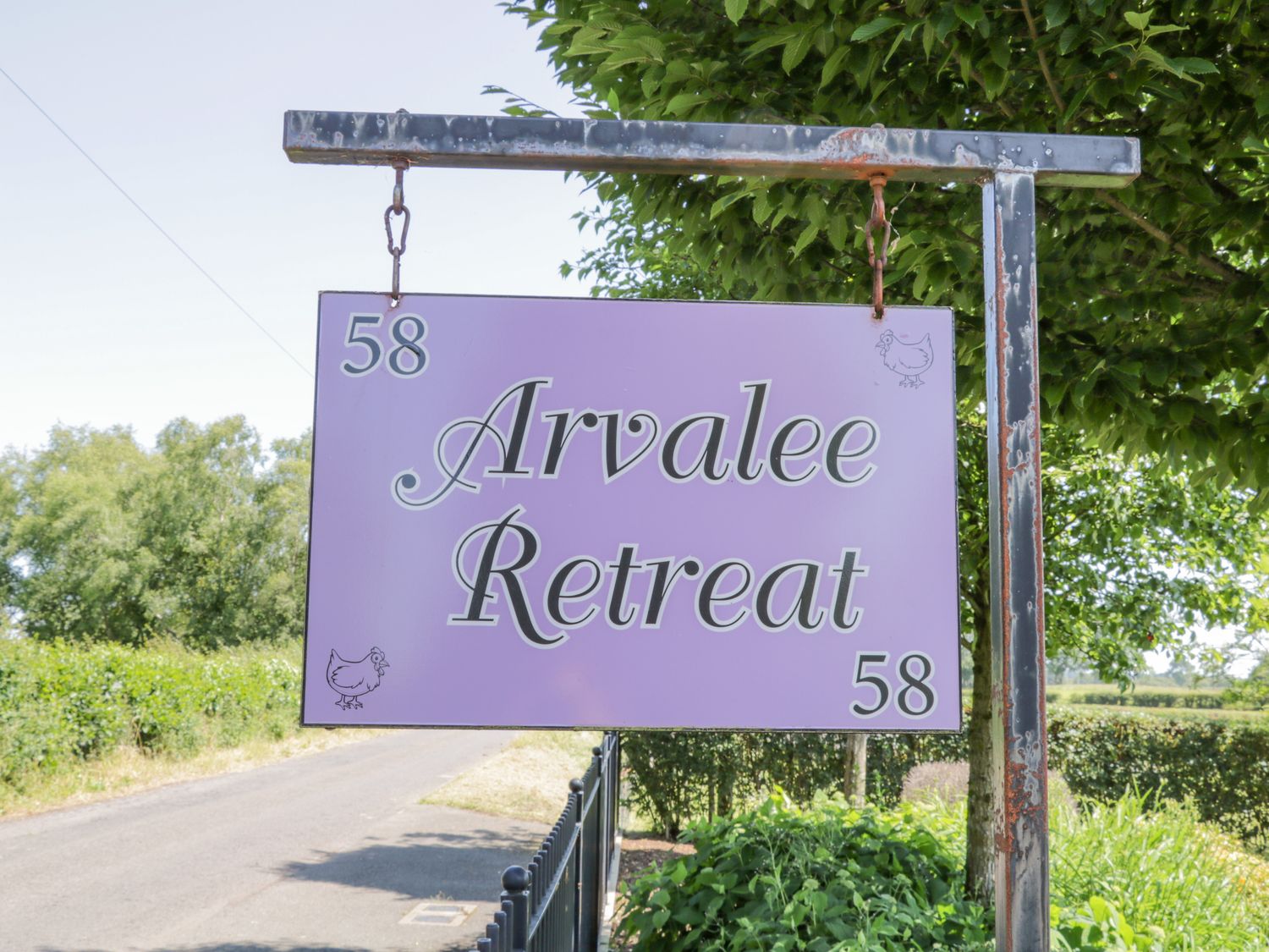 Arvalee Retreat is near Omagh, Northern Ireland. Open-plan. Hot tub. Enclosed garden. WiFi. Parking.