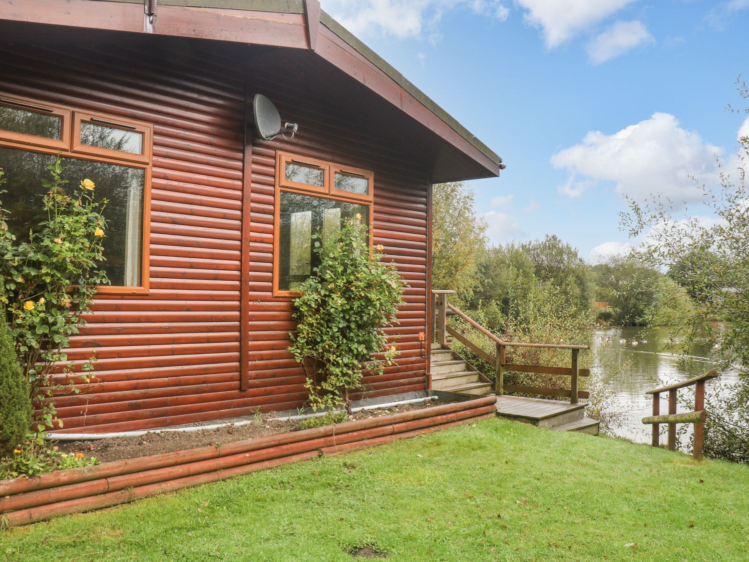 Orchard Lakes Lodge 2 Winkleigh Devon Self Catering Holiday Cottage