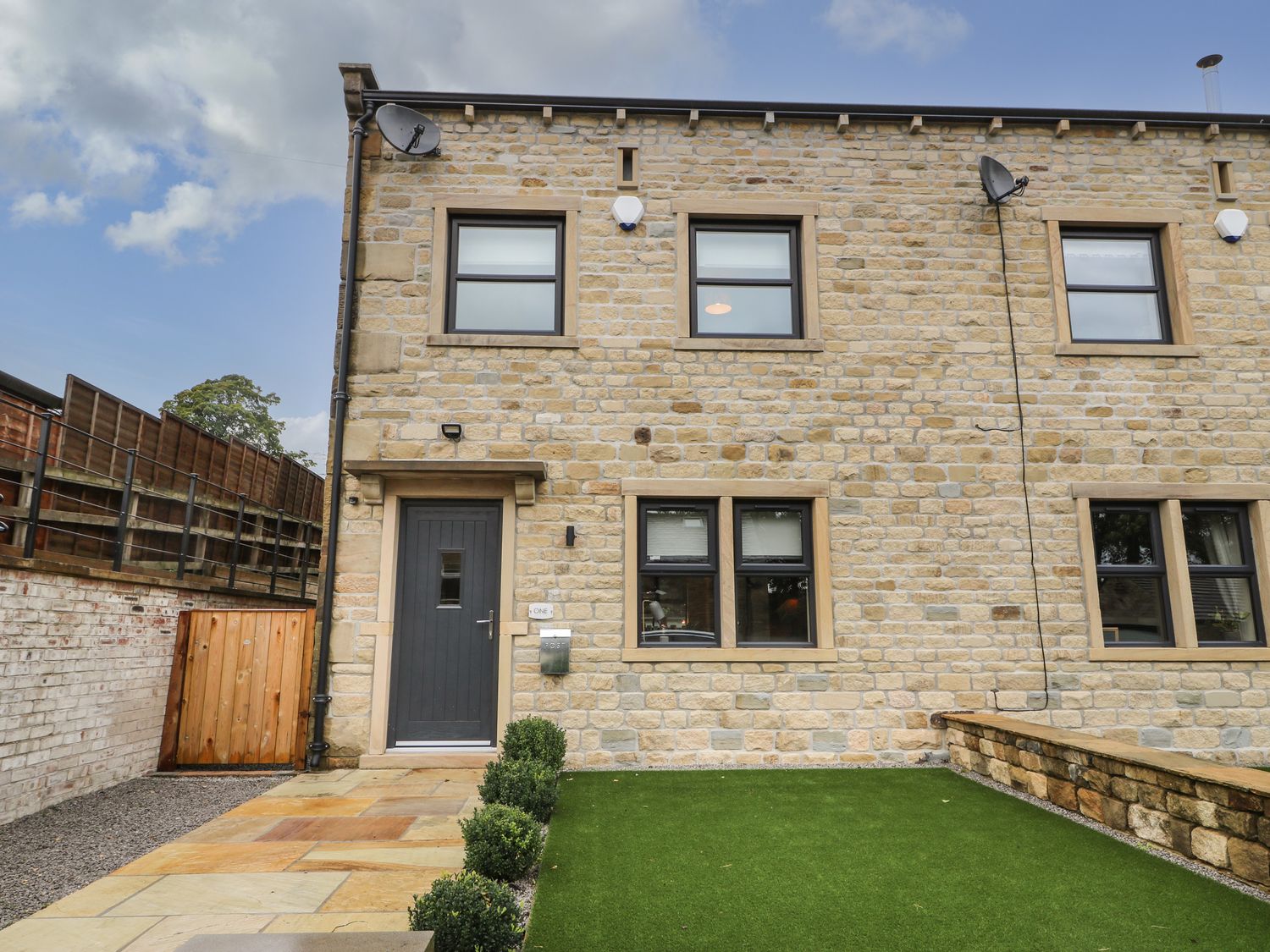 1 Stansfield Mews Lothersdale ( Ref 1086133 ) Holiday Cottage near Skipton Four Bedrooms Sleeps Seven People - Holiday Accommodation near Yorkshire Dales 