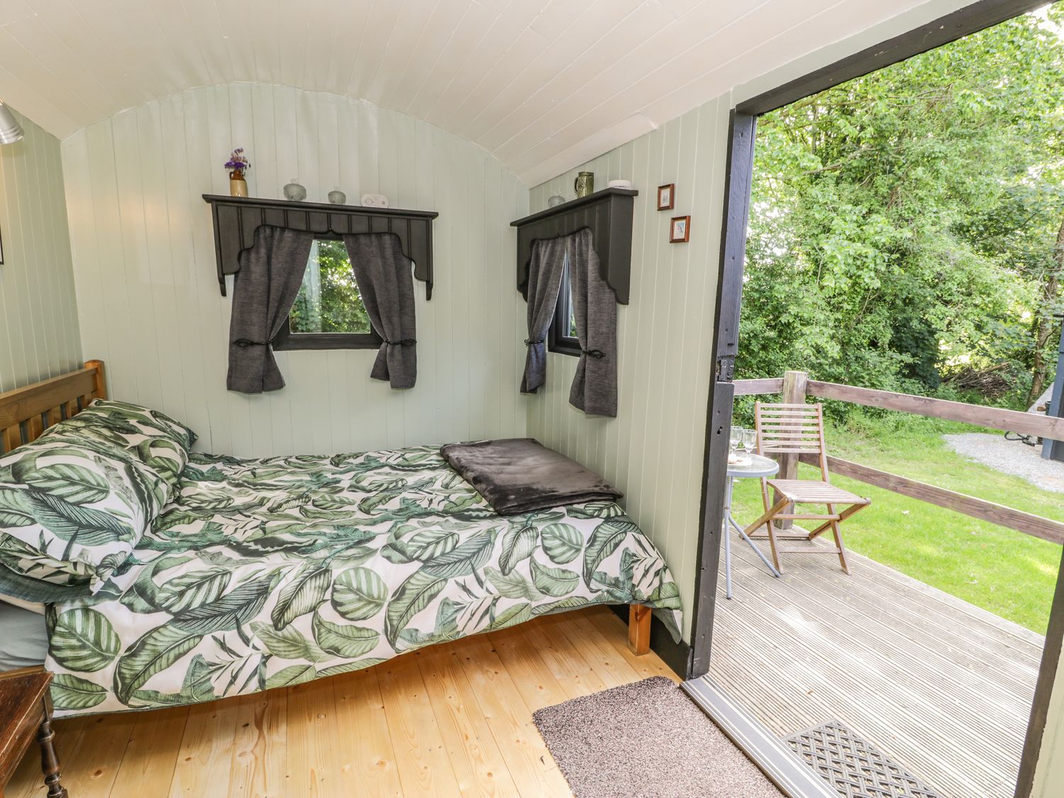 The Shepherds Hut, Chwilog