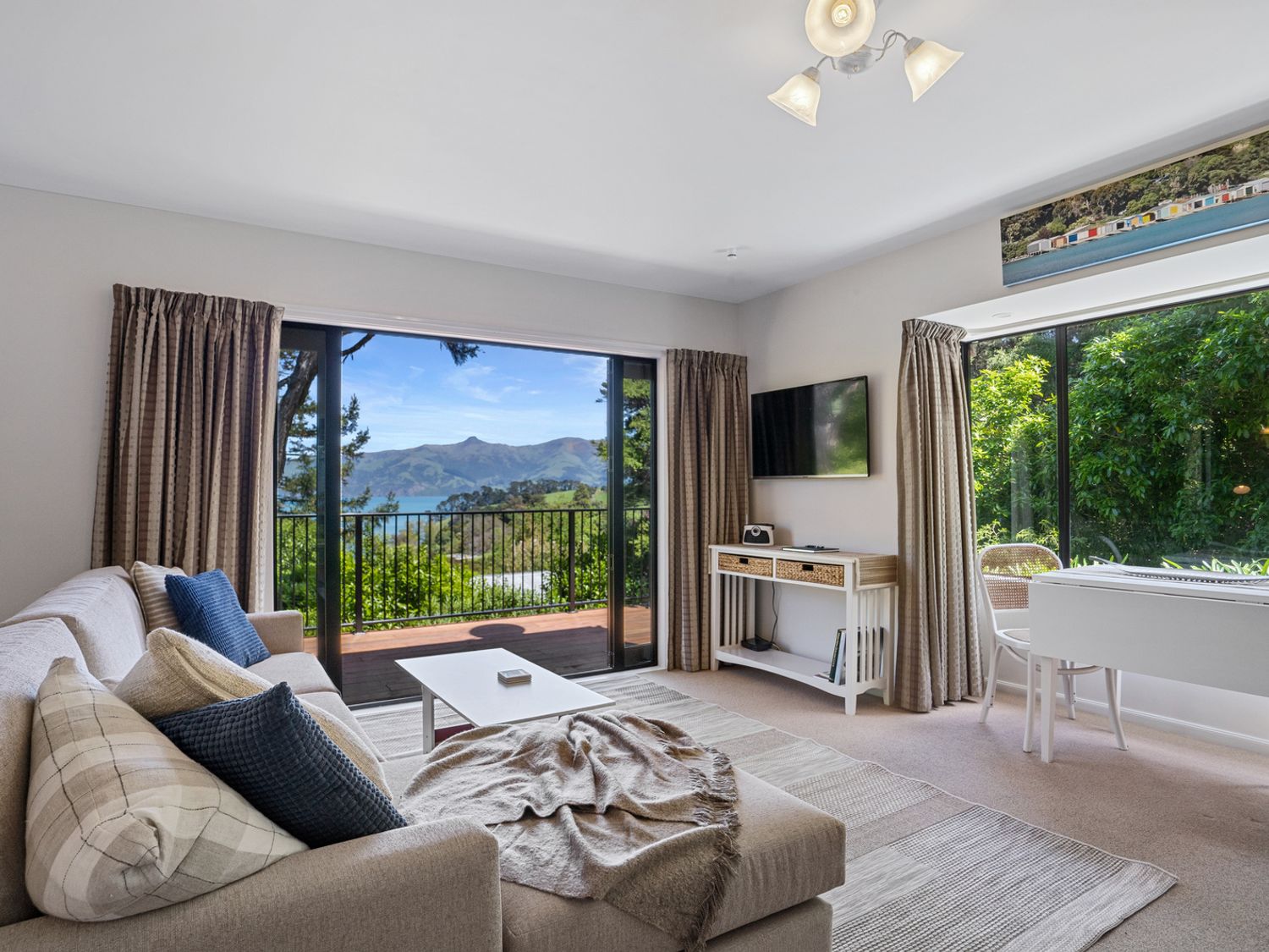 Woodside - Akaroa Holiday Cottage                     photo 2