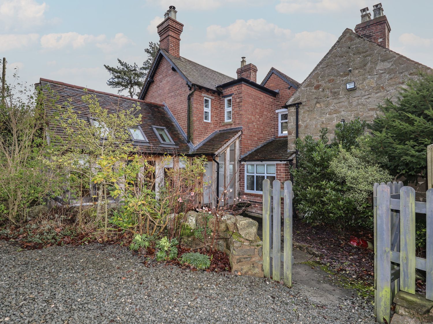 Wayside House, Aston On Clun, Shropshire. In AONB. Near shop and pub. Woodburning stove. Hot tub. TV