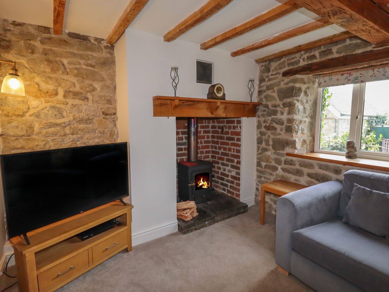 Wayside House, Aston On Clun, Shropshire. In AONB. Near shop and pub. Woodburning stove. Hot tub. TV