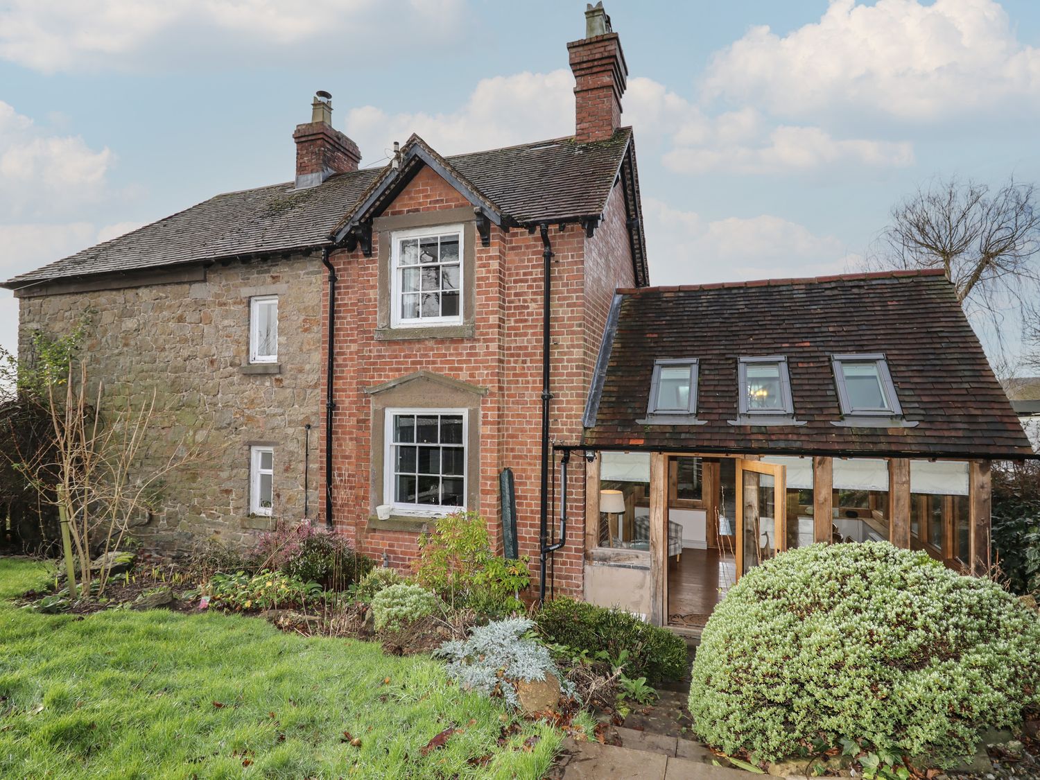 Wayside House, Aston On Clun, Shropshire. In AONB. Near shop and pub. Woodburning stove. Hot tub. TV