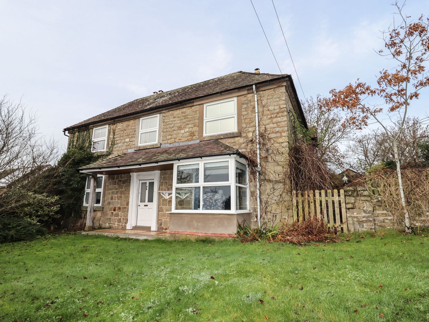 Wayside House, Aston On Clun, Shropshire. In AONB. Near shop and pub. Woodburning stove. Hot tub. TV