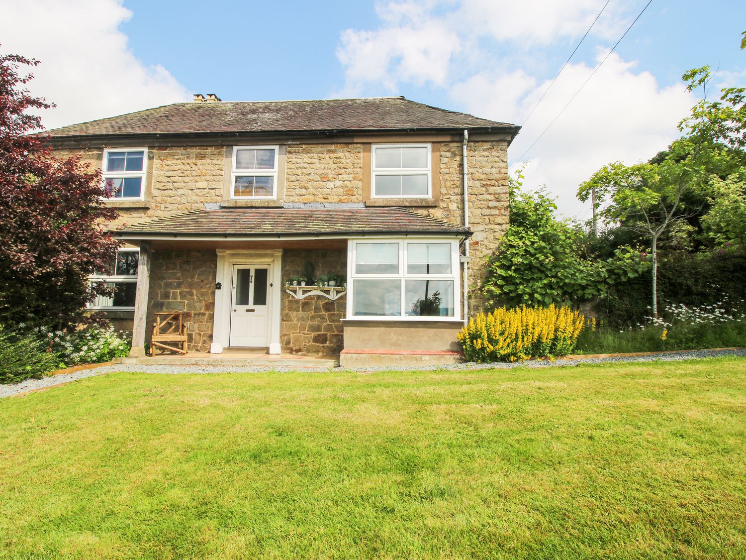 Wayside House, Aston On Clun, Shropshire. In AONB. Near shop and pub. Woodburning stove. Hot tub. TV