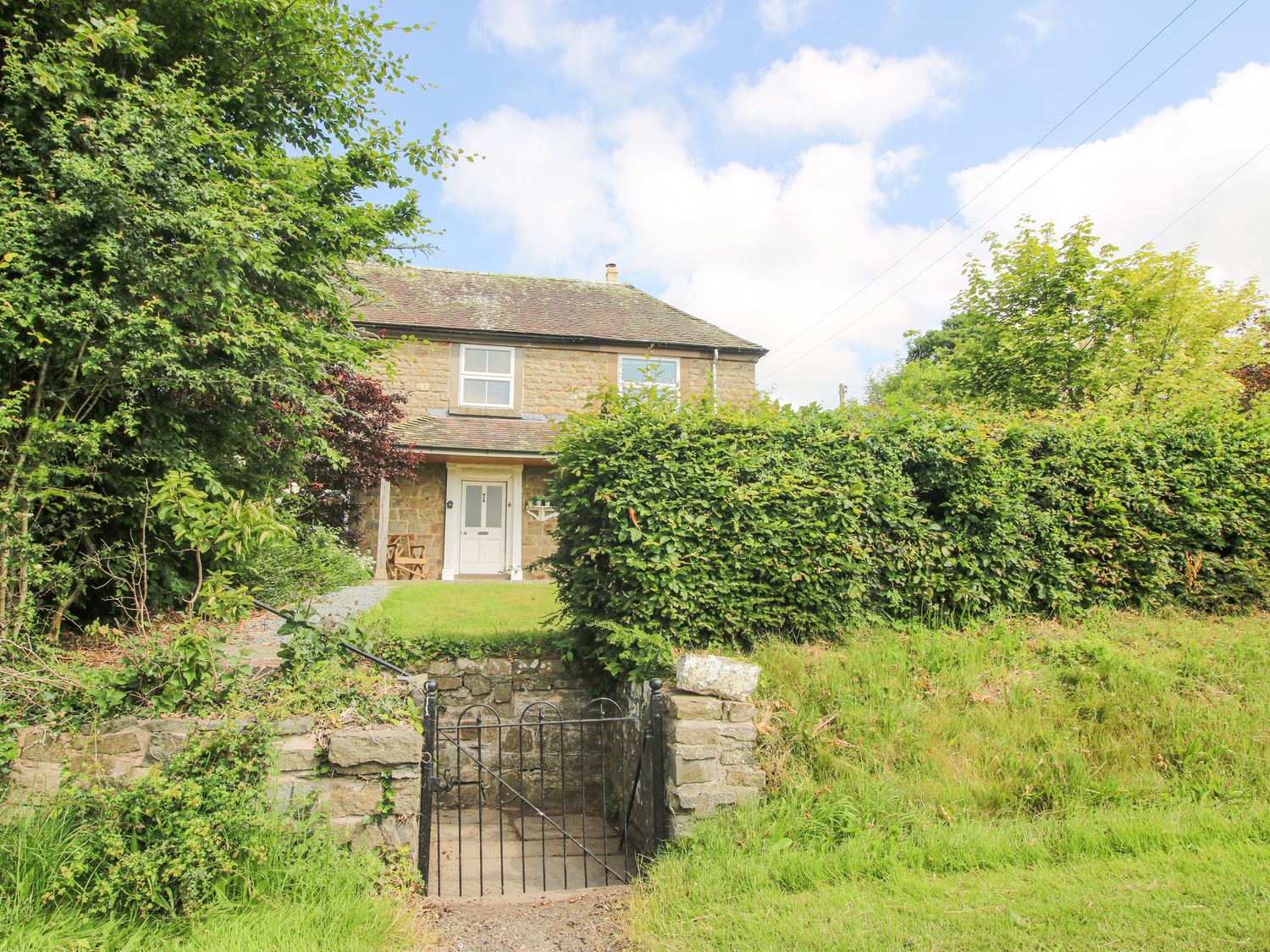 Wayside House, Aston On Clun, Shropshire. In AONB. Near shop and pub. Woodburning stove. Hot tub. TV