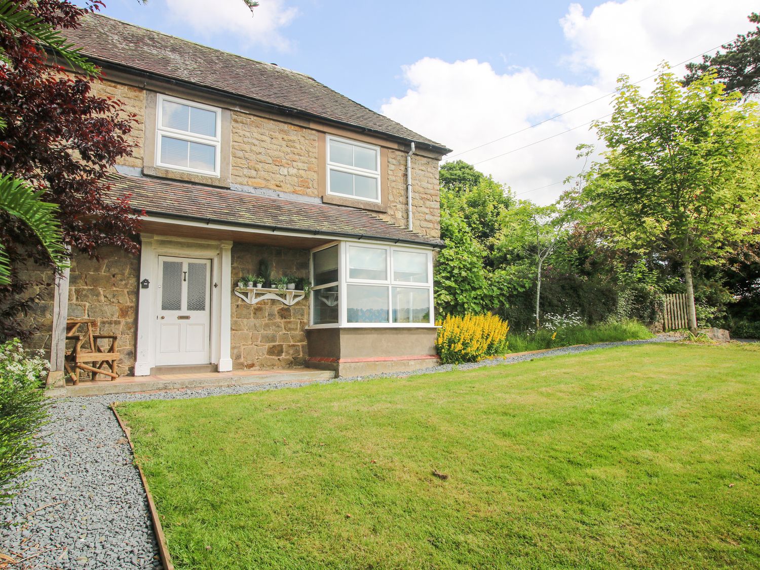 Wayside House, Aston On Clun, Shropshire. In AONB. Near shop and pub. Woodburning stove. Hot tub. TV