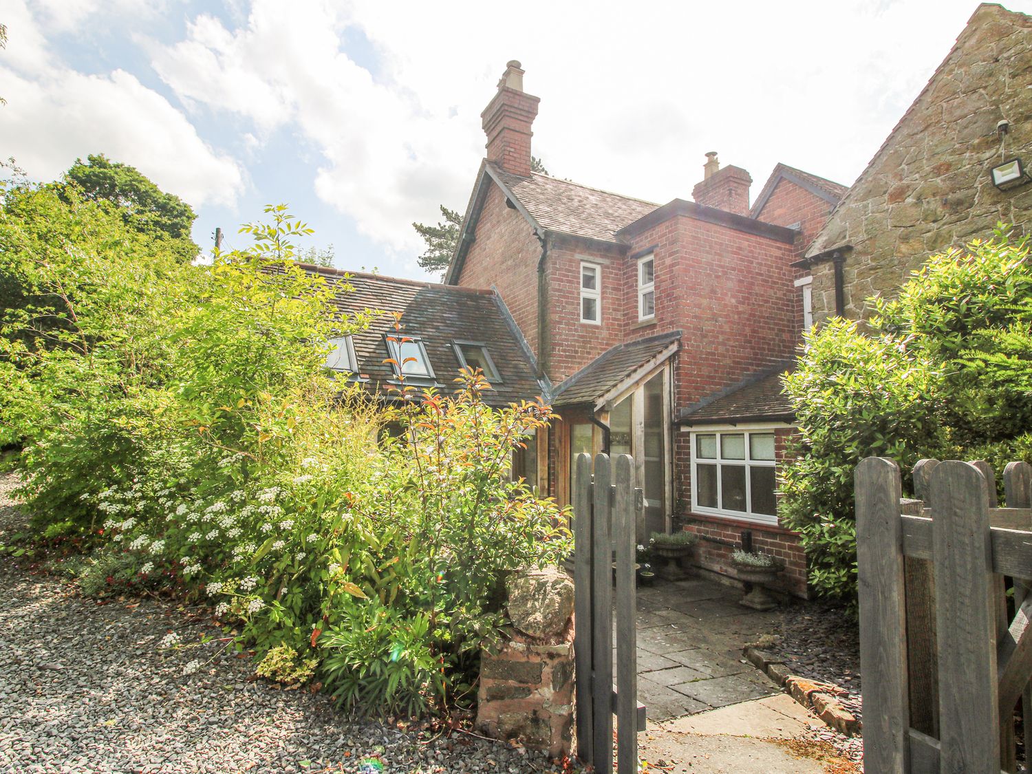 Wayside House, Aston On Clun, Shropshire. In AONB. Near shop and pub. Woodburning stove. Hot tub. TV