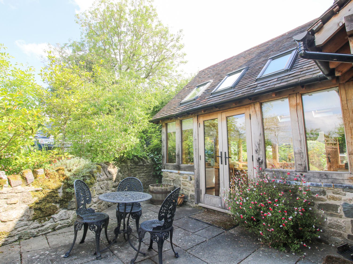 Wayside House, Aston On Clun, Shropshire. In AONB. Near shop and pub. Woodburning stove. Hot tub. TV