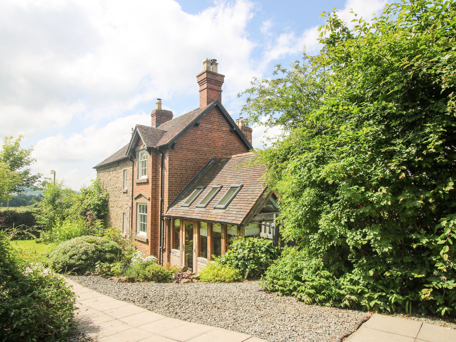 Wayside House, Aston On Clun, Shropshire. In AONB. Near shop and pub. Woodburning stove. Hot tub. TV