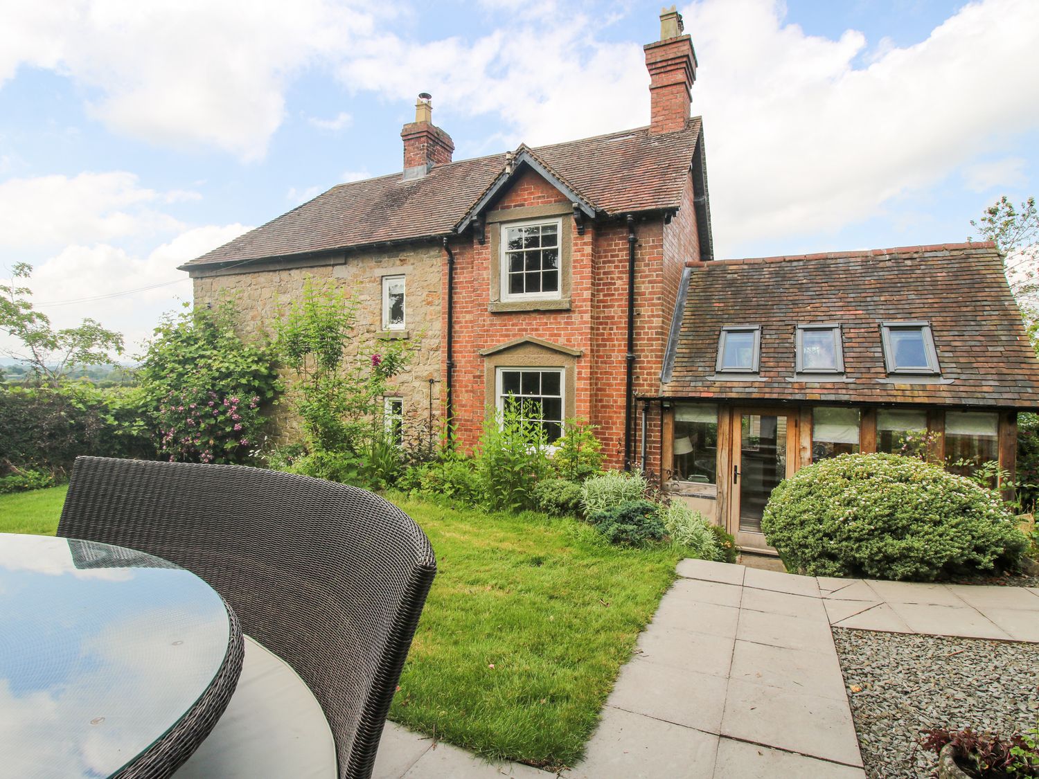 Wayside House, Aston On Clun, Shropshire. In AONB. Near shop and pub. Woodburning stove. Hot tub. TV