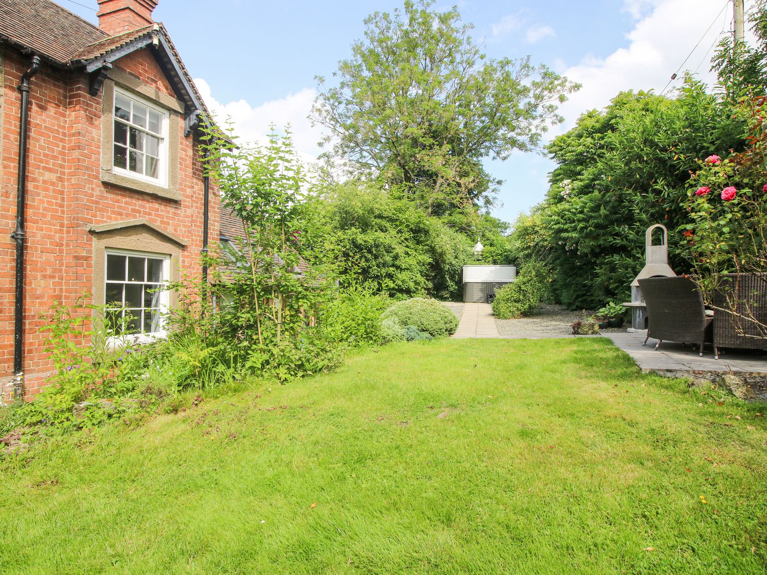 Wayside House, Aston On Clun, Shropshire. In AONB. Near shop and pub. Woodburning stove. Hot tub. TV