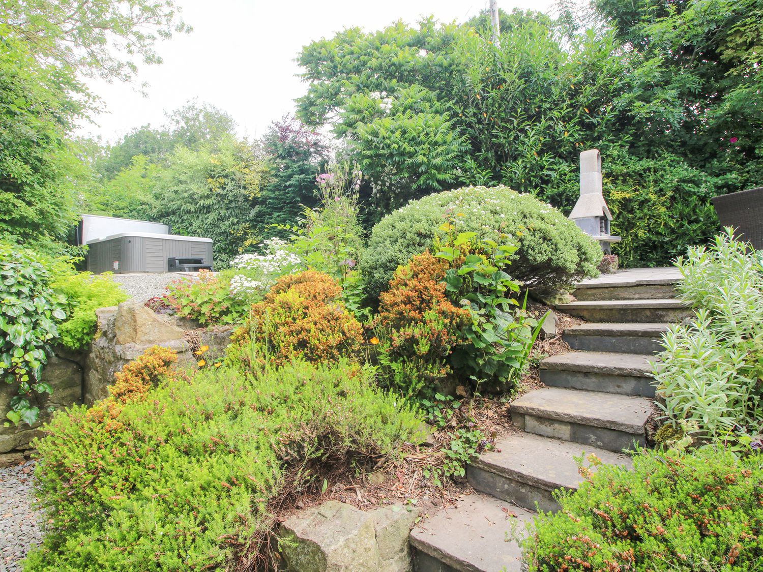 Wayside House, Aston On Clun, Shropshire. In AONB. Near shop and pub. Woodburning stove. Hot tub. TV