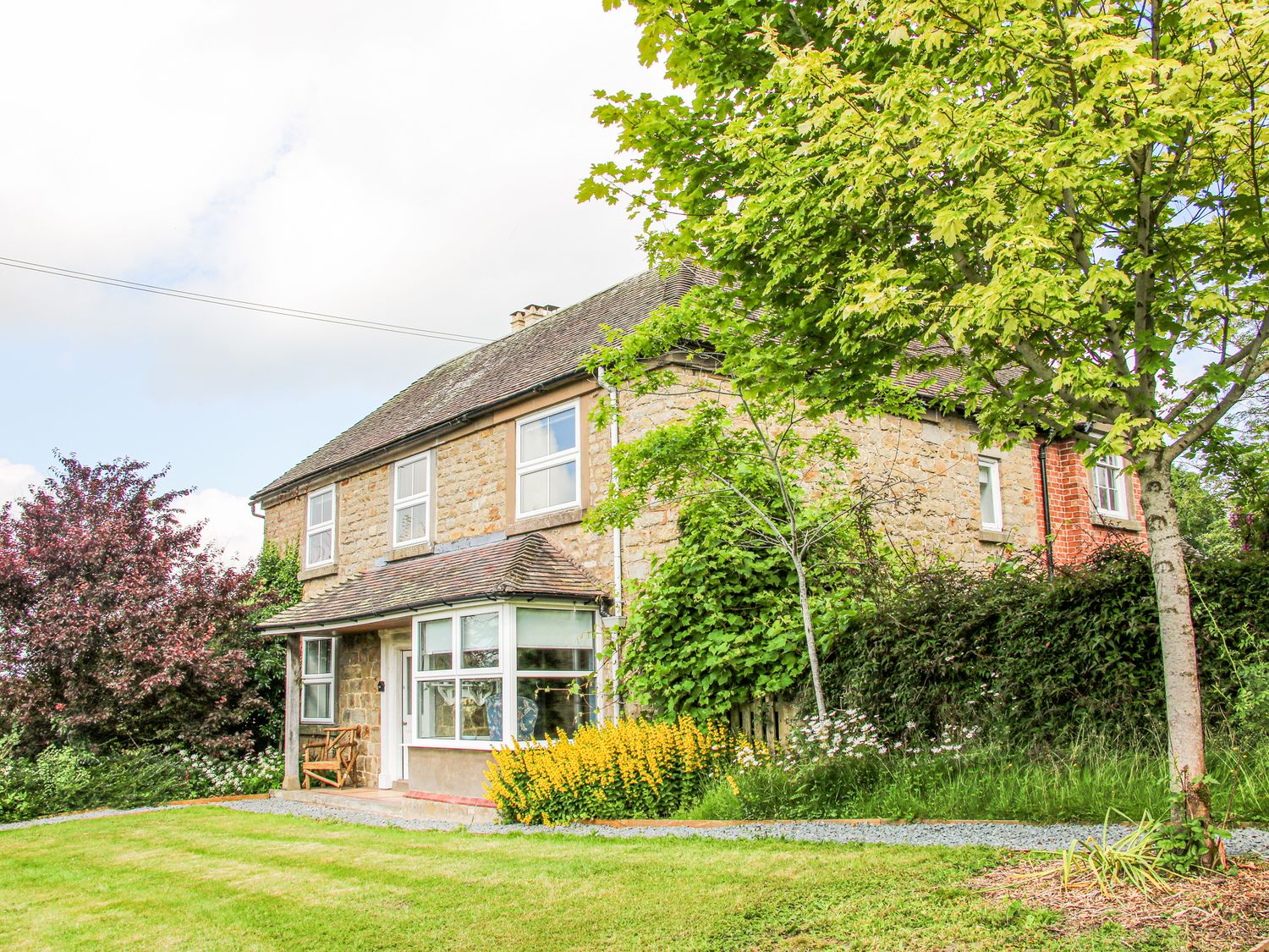 Wayside House, Aston On Clun, Shropshire. In AONB. Near shop and pub. Woodburning stove. Hot tub. TV