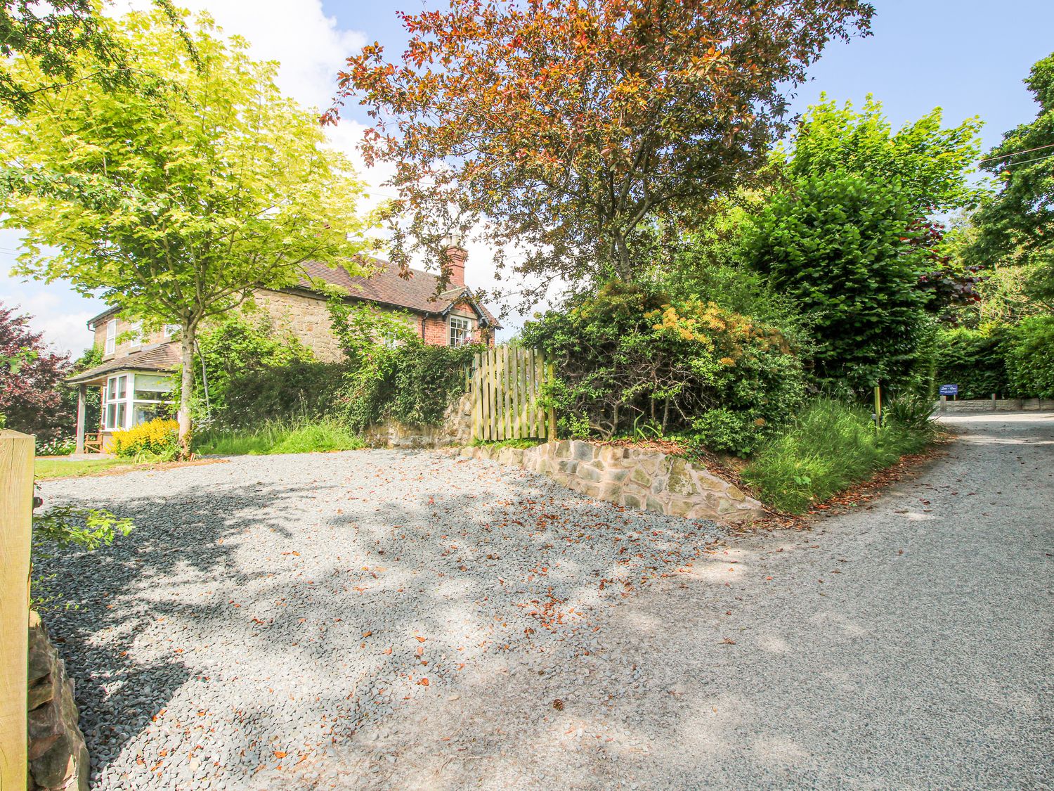 Wayside House, Aston On Clun, Shropshire. In AONB. Near shop and pub. Woodburning stove. Hot tub. TV