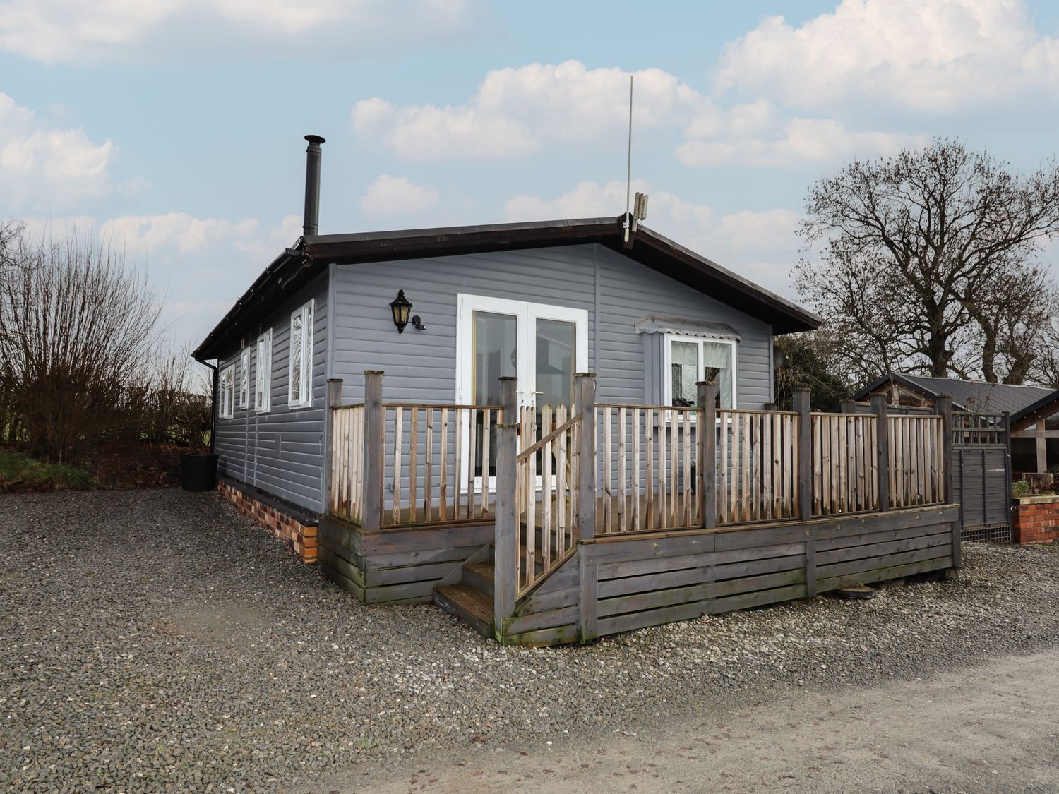 Wayside Lodge, Aston On Clun, Shropshire. In AONB. Pet-friendly. Hot tub. Woodburning stove. Parking