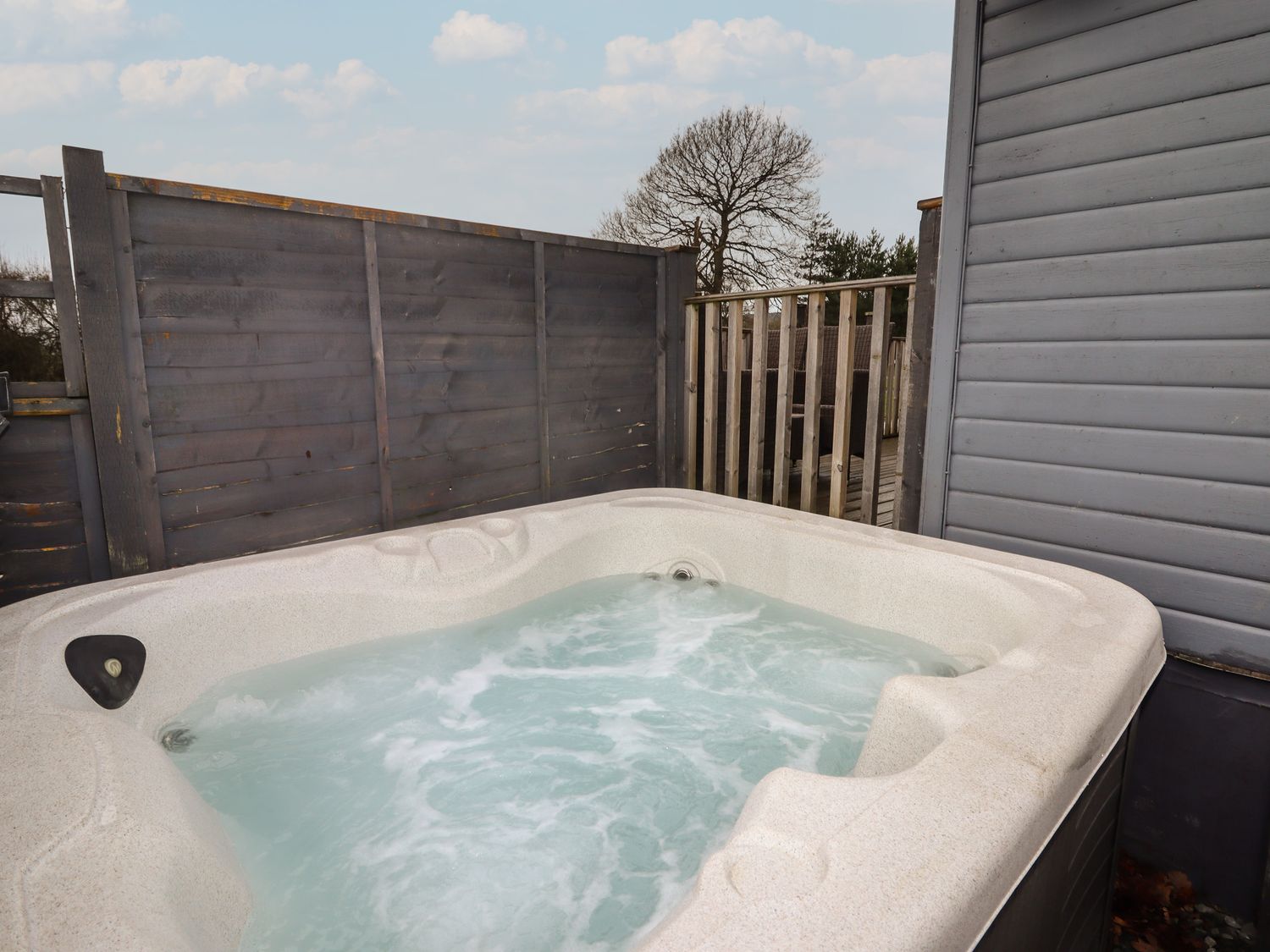 Wayside Lodge, Aston On Clun, Shropshire. In AONB. Pet-friendly. Hot tub. Woodburning stove. Parking