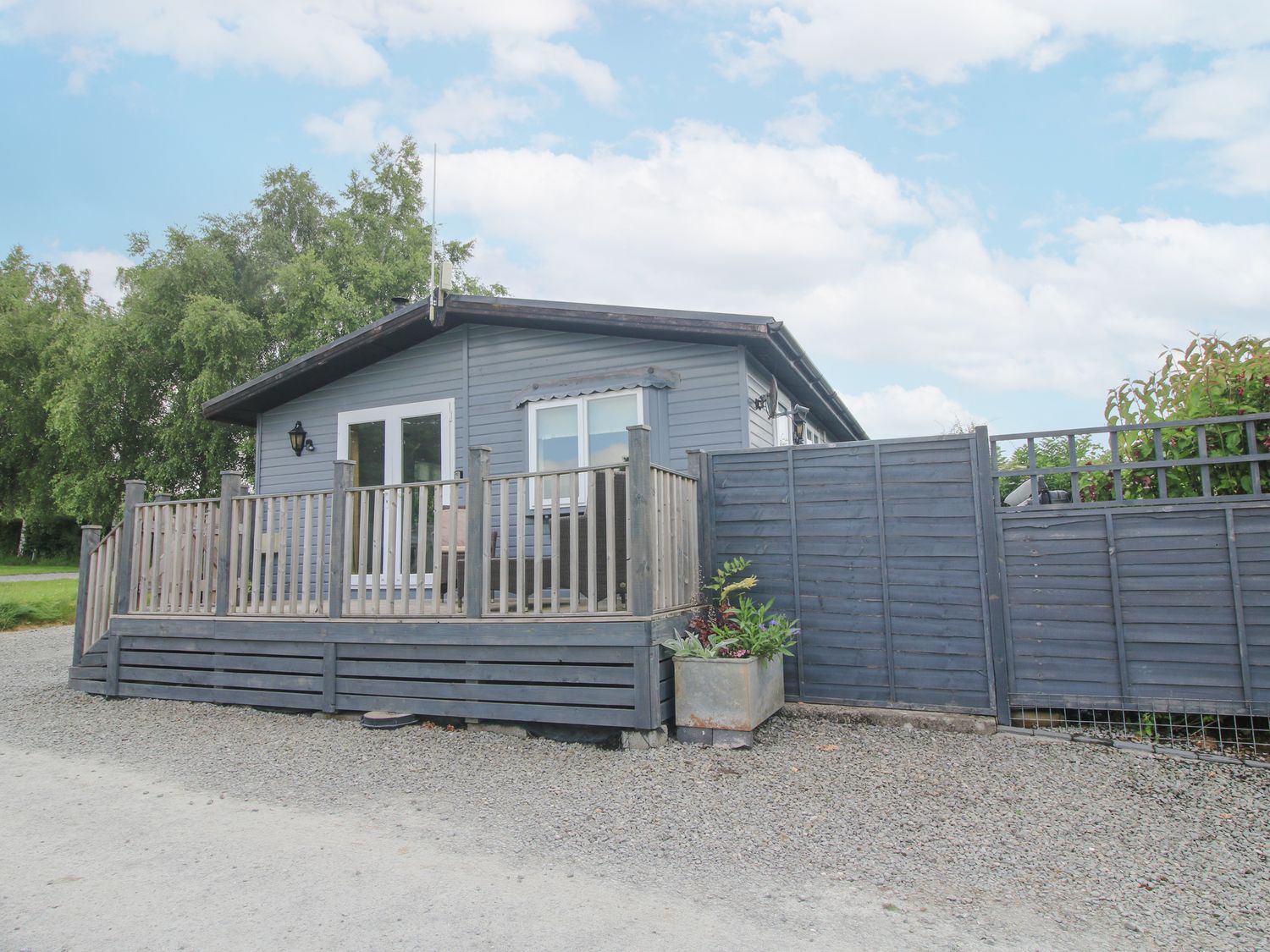 Wayside Lodge, Aston On Clun, Shropshire. In AONB. Pet-friendly. Hot tub. Woodburning stove. Parking