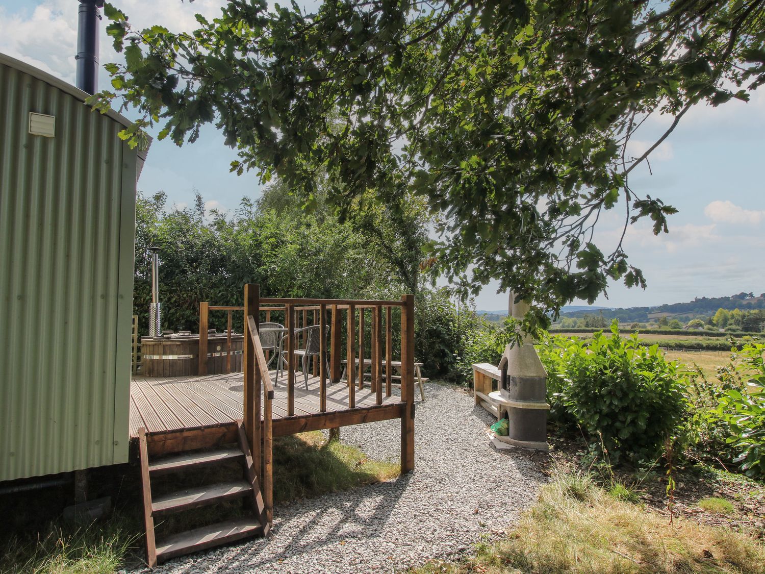 Aston - Shepherd Hut no pets, Aston On Clun, Shropshire. Near AONB. Hot tub. Woodburning stove. WiFi