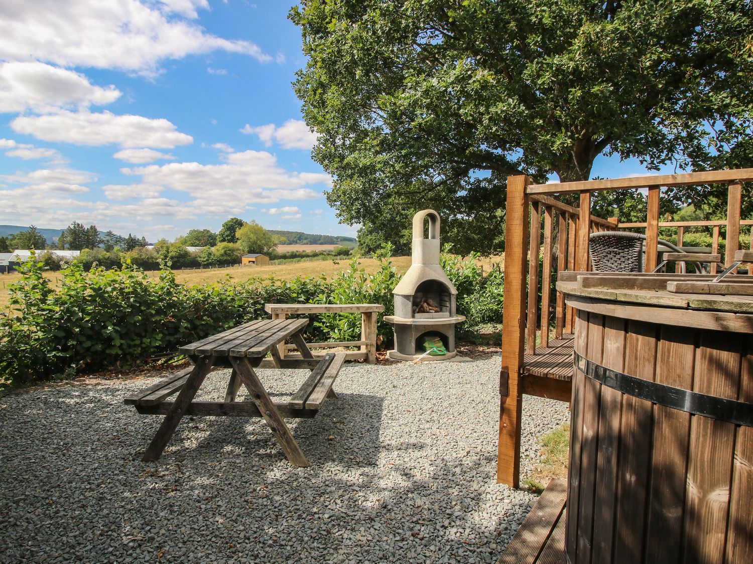Aston - Shepherd Hut no pets, Aston On Clun, Shropshire. Near AONB. Hot tub. Woodburning stove. WiFi