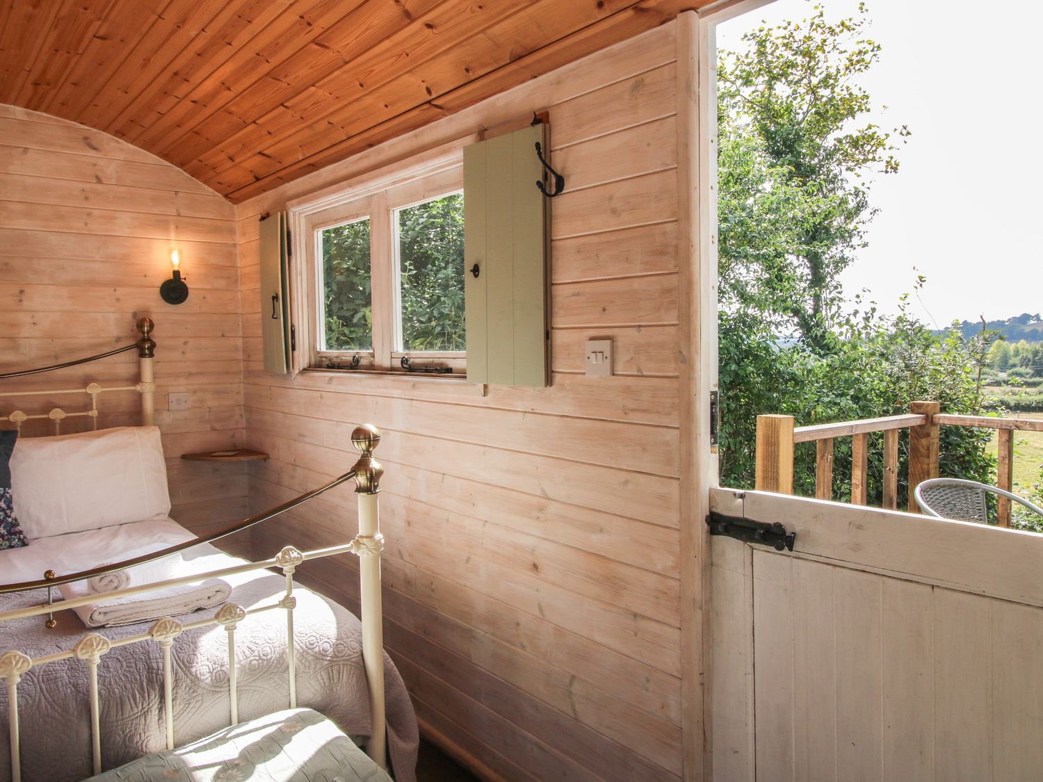 Aston - Shepherd Hut no pets, Aston On Clun, Shropshire. Near AONB. Hot tub. Woodburning stove. WiFi