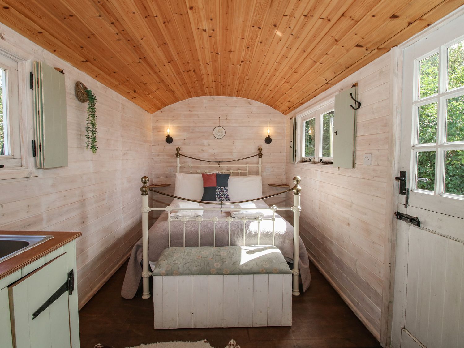 Aston - Shepherd Hut no pets, Aston On Clun, Shropshire. Near AONB. Hot tub. Woodburning stove. WiFi