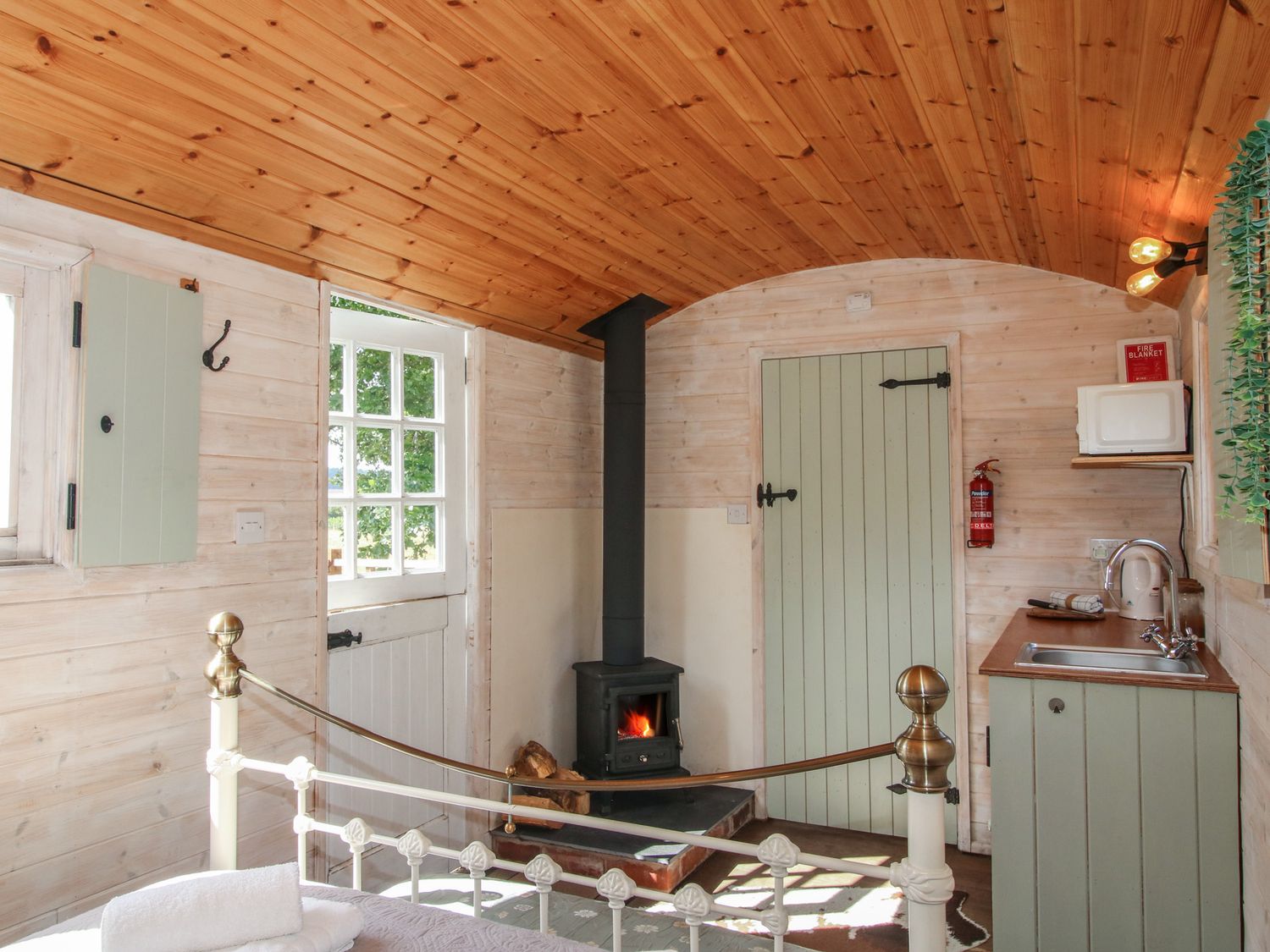 Aston - Shepherd Hut no pets, Aston On Clun, Shropshire. Near AONB. Hot tub. Woodburning stove. WiFi