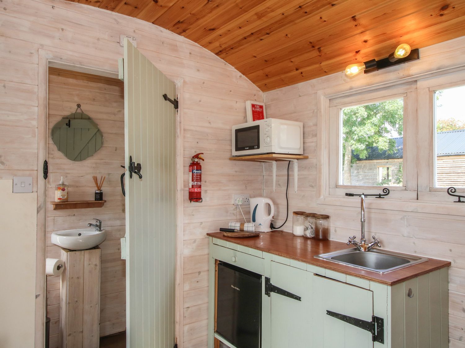 Aston - Shepherd Hut no pets, Aston On Clun, Shropshire. Near AONB. Hot tub. Woodburning stove. WiFi
