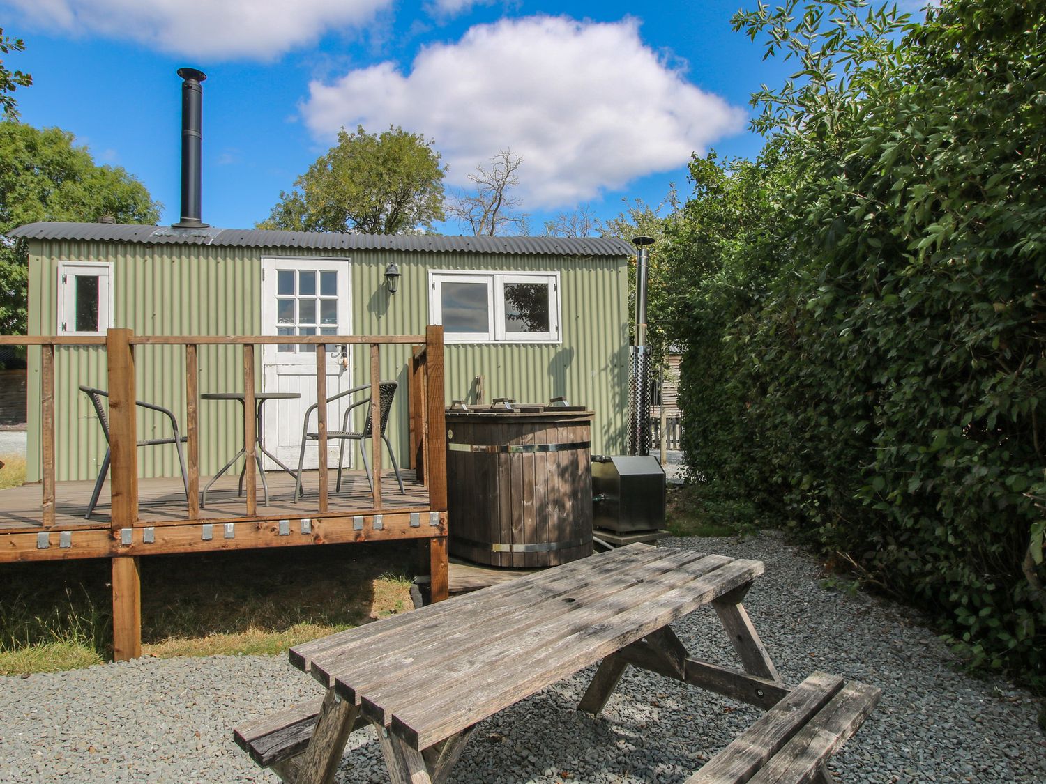 Aston - Shepherd Hut no pets, Aston On Clun, Shropshire. Near AONB. Hot tub. Woodburning stove. WiFi