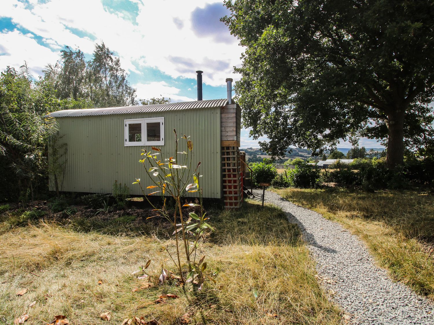Aston - Shepherd Hut no pets, Aston On Clun, Shropshire. Near AONB. Hot tub. Woodburning stove. WiFi