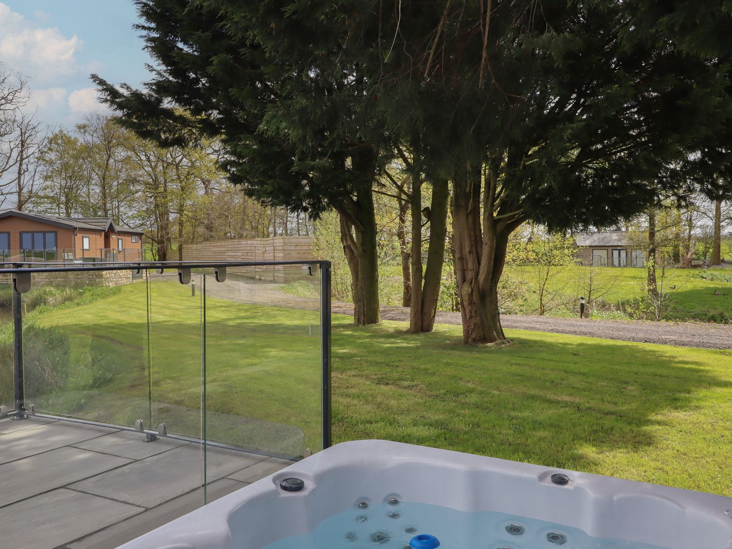 Ruperts Retreat, in Nateby near Garstang, Lancashire. Off-road parking. Hot tub. Near AONB. Parking.