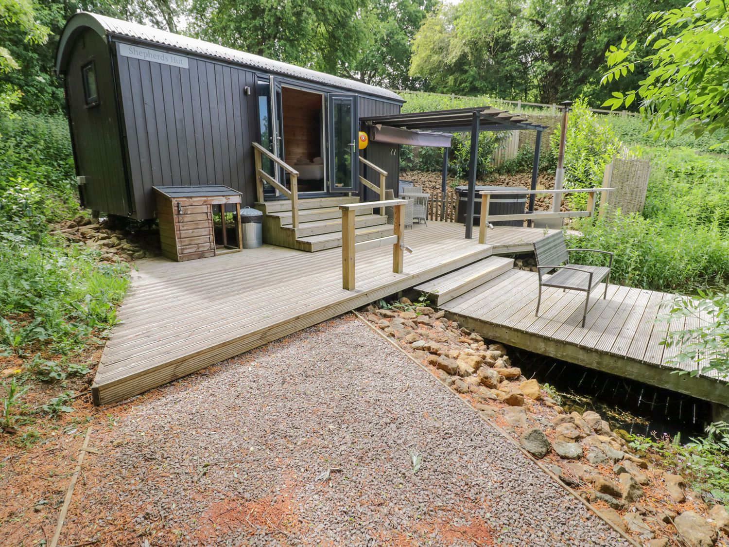 The Sheperds Hut at Bridge Lake Farm & Fishery, Chacombe