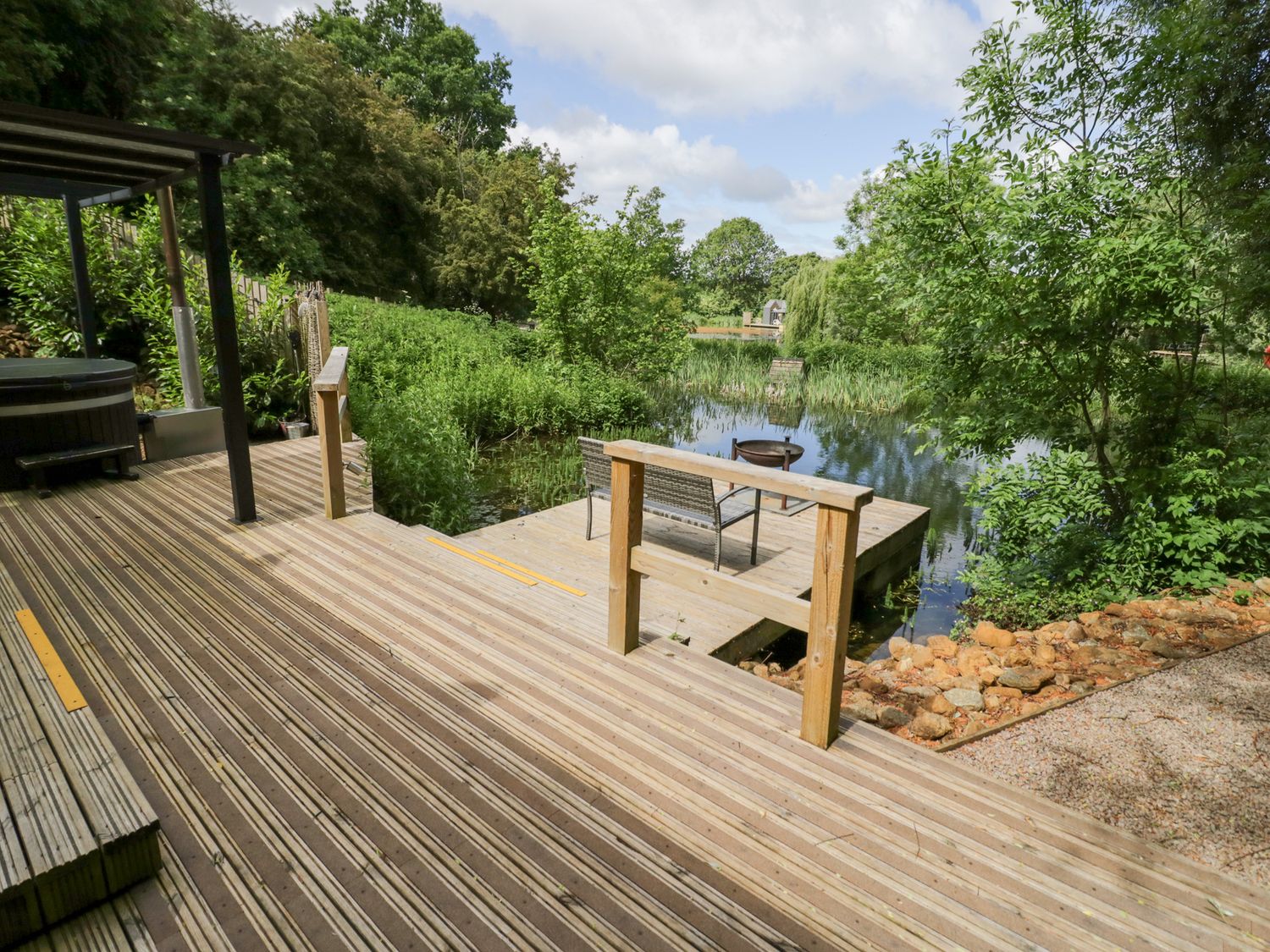 The Sheperds Hut at Bridge Lake Farm & Fishery, Chacombe