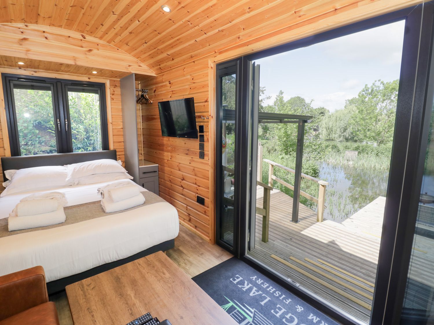 The Sheperds Hut at Bridge Lake Farm & Fishery, Chacombe