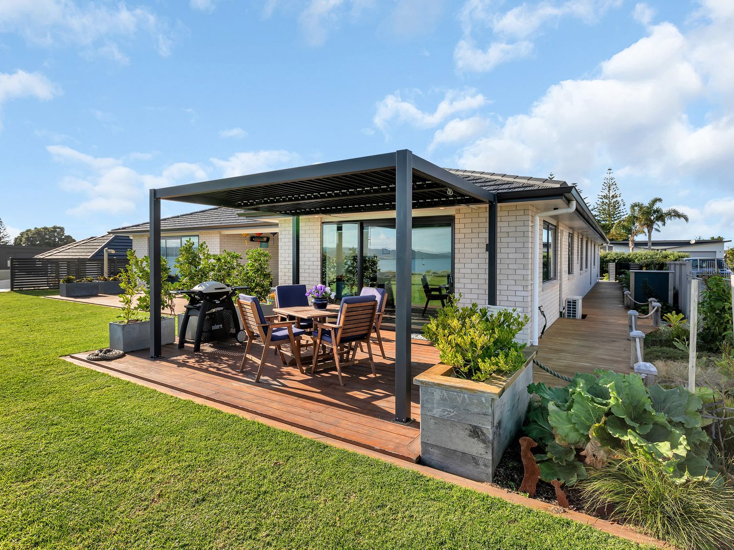 The Leading Light - One Tree Point Holiday Home                     photo 2