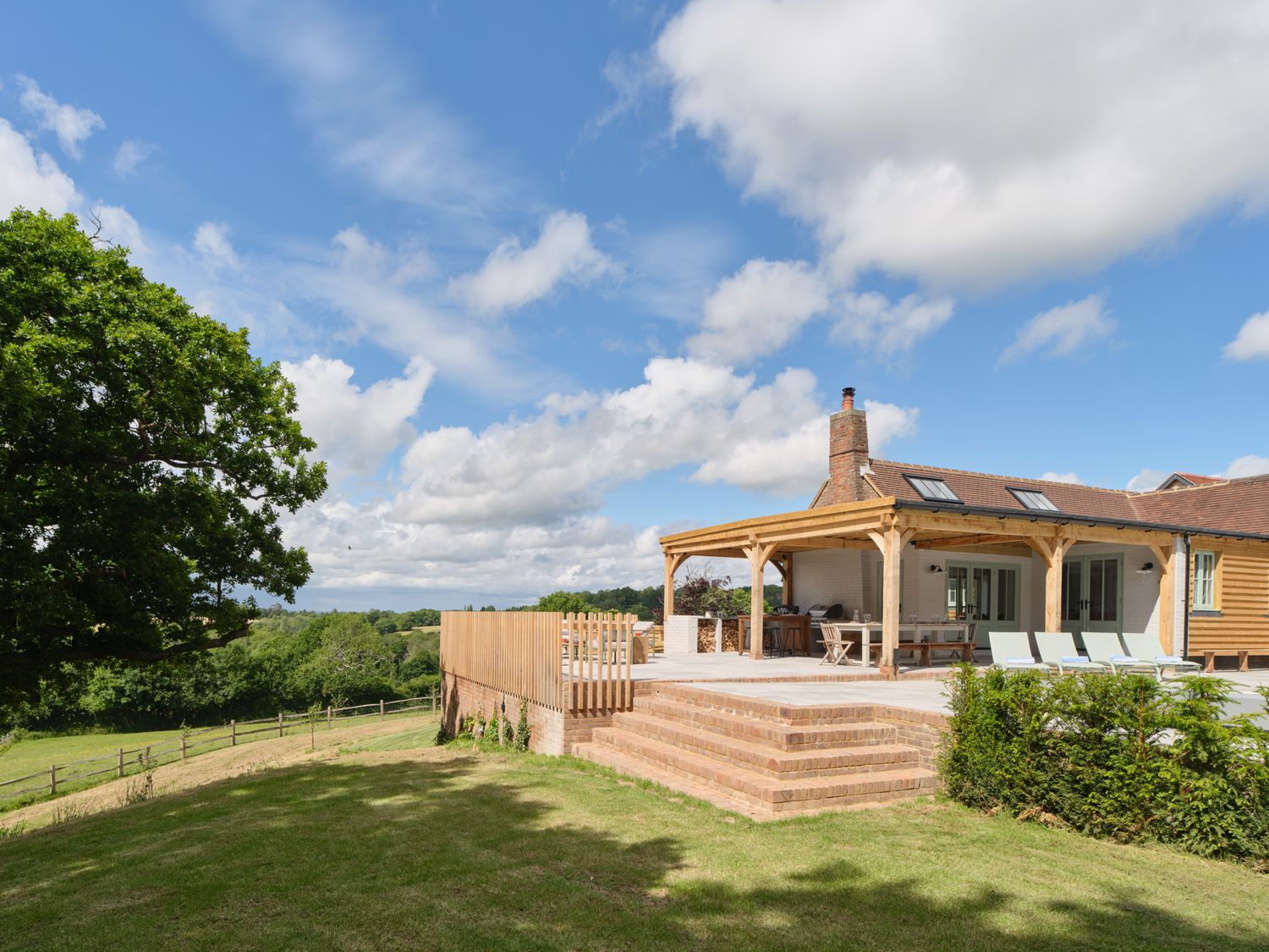 Castle Hill Cottage, in Castle Hill near Crowborough, East Sussex, in AONB, off-road parking, sauna.