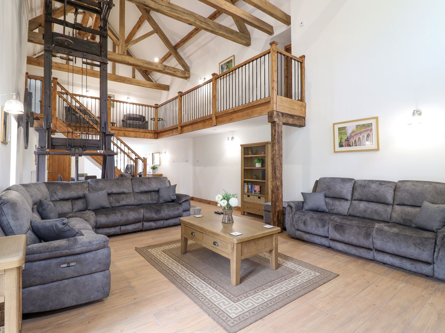 Llwydiarth Saw Mill in Llwydiarth near Llanfair Caereinion, Powys. Hot tub. Pet-friendly. En-suites.