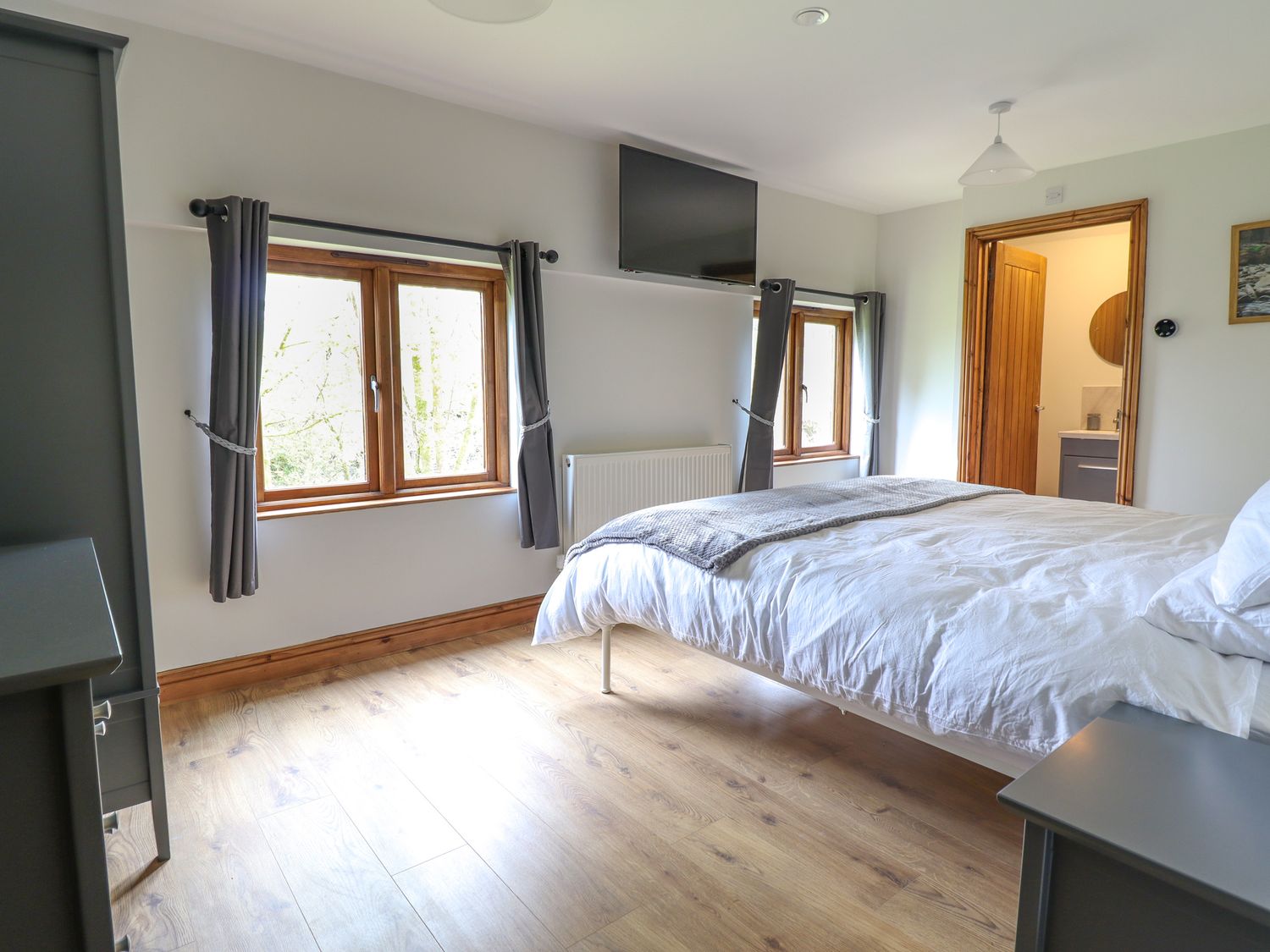 Llwydiarth Saw Mill in Llwydiarth near Llanfair Caereinion, Powys. Hot tub. Pet-friendly. En-suites.